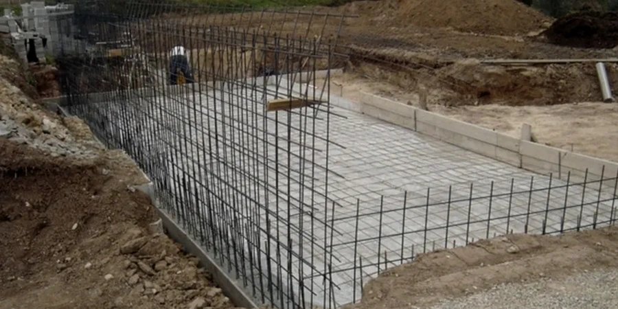 Diseño de cimentaciones superficiales en Alto Hospicio: adaptación al suelo salino y sísmico del norte chileno